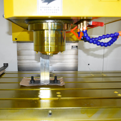4 주축 작은 수평형 머시닝 센터 CNC 수직이 분쇄 센터 Vmc1370
